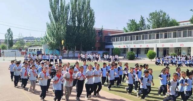 老师看到了, 连上两节体, 共享器材站