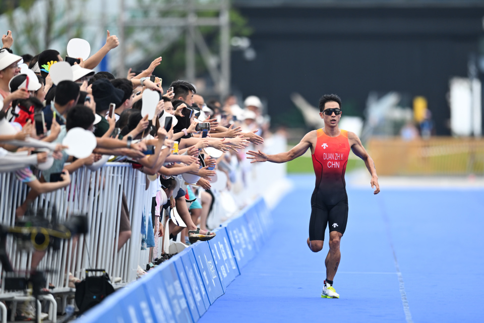 Jn, QlAyx, 在颁奖仪式